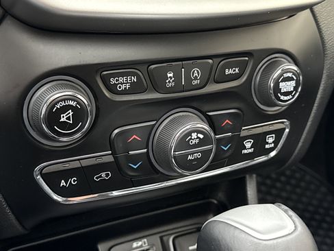 Used 2017 Jeep Cherokee Trailhawk w/ Comfort/Convenience Group image 34