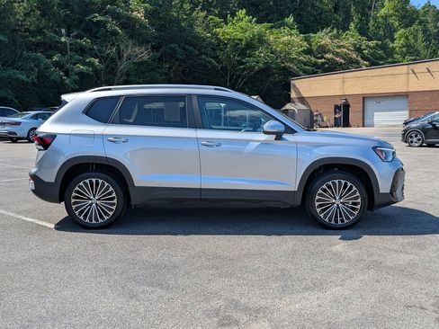 Used 2025 Volkswagen Taos SE w/ Panoramic Sunroof Package FWD image 10
