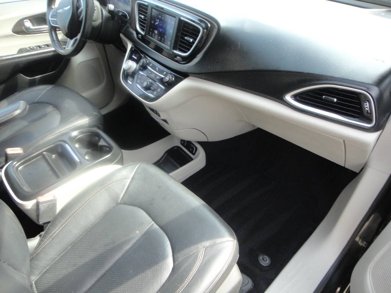 Used 2018 Chrysler Pacifica Touring-L FWD image 16