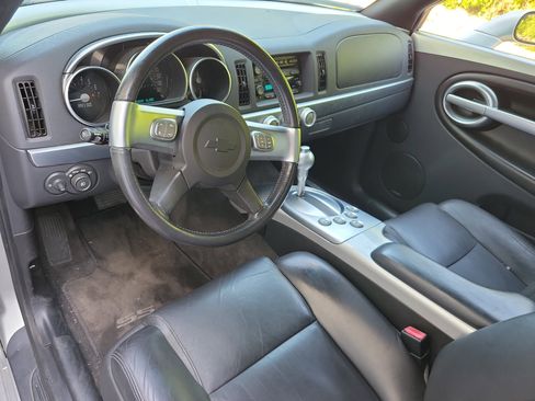 Used 2004 Chevrolet SSR w/ Preferred Equipment Group image 11