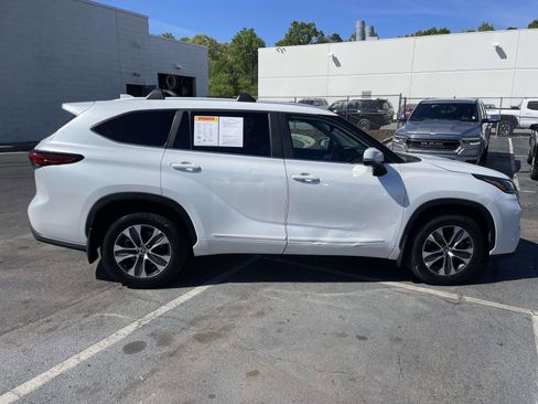 Used 2023 Toyota Highlander XLE image 9