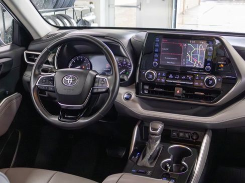 Used 2020 Toyota Highlander XLE AWD/4WD image 11