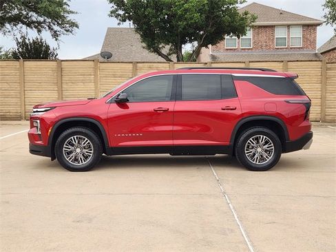 Used 2025 Chevrolet Traverse LT w/ Driver Confidence Package FWD image 12