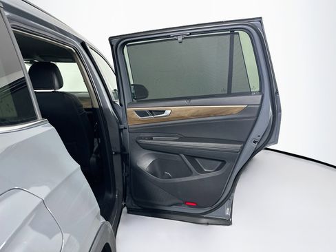 Used 2025 Volkswagen Atlas SE AWD/4WD image 31