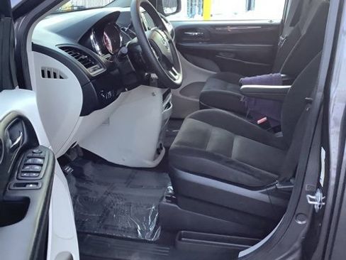 Used 2019 Dodge Grand Caravan SE image 12