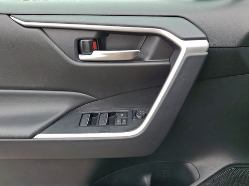 Used 2025 Toyota RAV4 XLE image 12