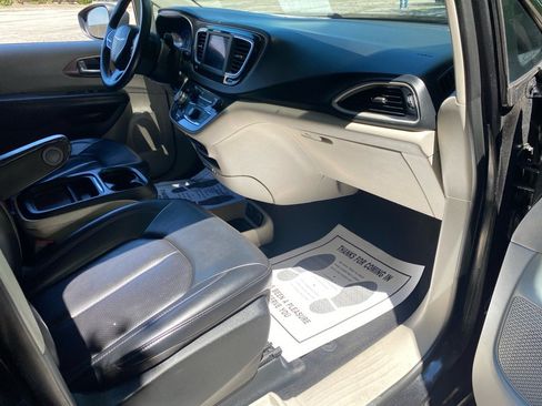 Used 2020 Chrysler Voyager Lxi FWD image 20