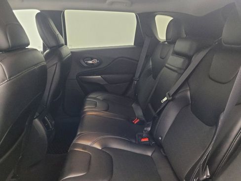 Used 2019 Jeep Cherokee Latitude Plus w/ Cold Weather Group FWD image 18