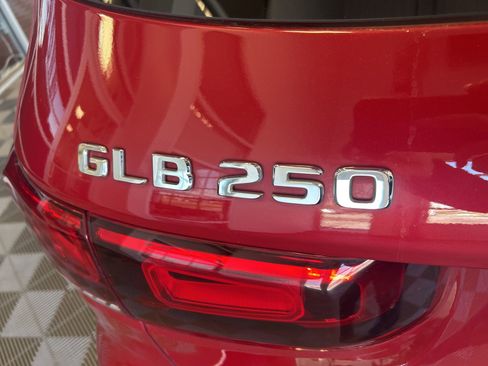 Used 2020 Mercedes-Benz GLB 250 GLB 250 image 8