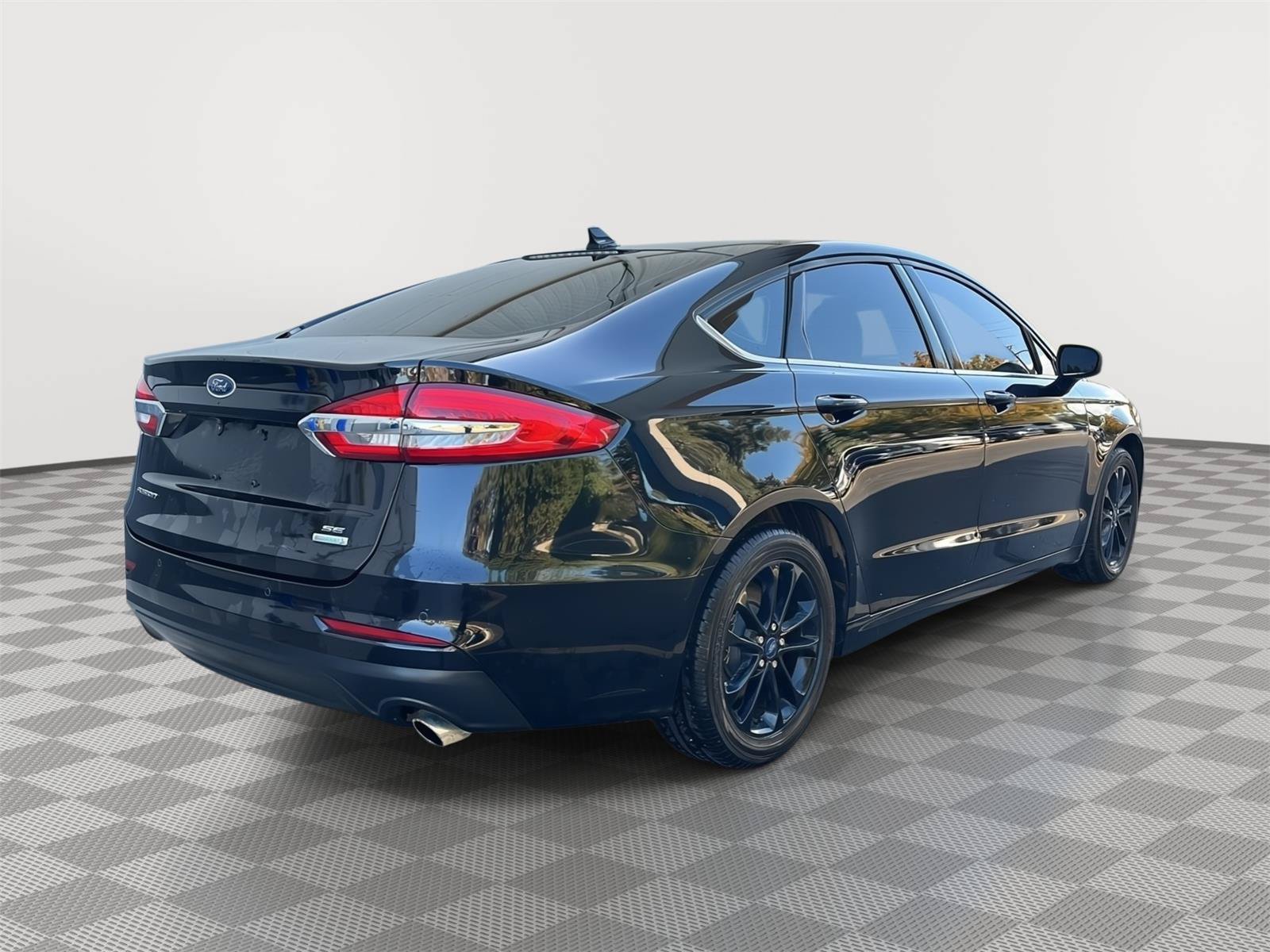 Used 2020 Ford Fusion SE FWD image 29