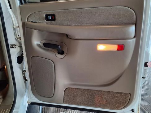 Used 2001 Chevrolet Silverado 2500 LS w/ Off-Road Skid Plate Pkg AWD/4WD image 11