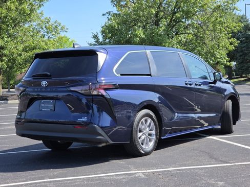 Used 2024 Toyota Sienna LE AWD/4WD image 21
