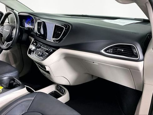Used 2020 Chrysler Pacifica Touring-L Plus image 26