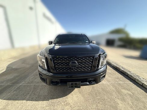 Used 2019 Nissan Titan SV w/ SV Convenience Package RWD image 2