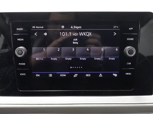 New 2026 Volkswagen Taos SE image 9