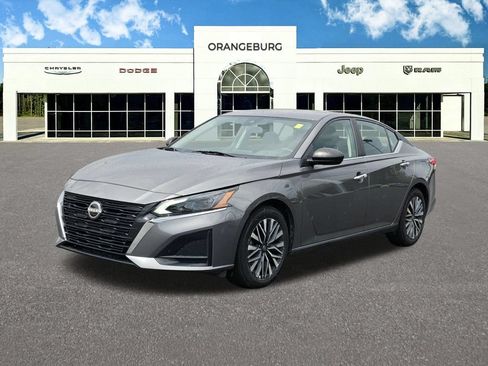 Used 2025 Nissan Altima 2.5 SV FWD image 3