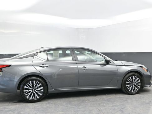Used 2025 Nissan Altima 2.5 SV FWD image 10