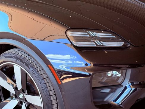 Certified 2025 Porsche Macan 4 Electric AWD/4WD image 14