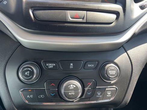 Used 2017 Jeep Cherokee Trailhawk image 20