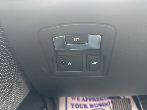 Used 2018 Land Rover Range Rover Velar R-Dynamic HSE image 11