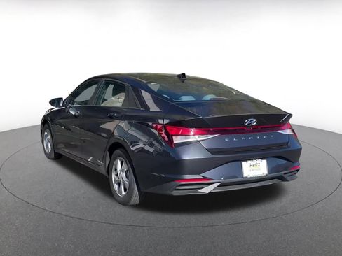 Used 2021 Hyundai Elantra SE image 11