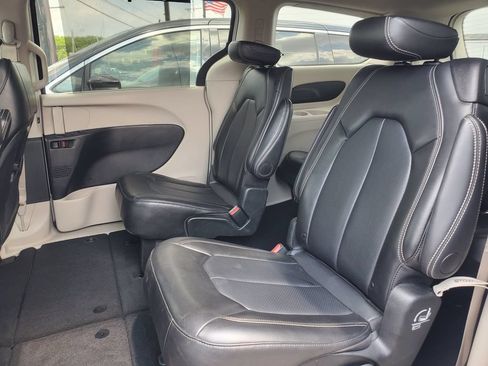 Used 2024 Chrysler Pacifica Touring-L FWD image 27