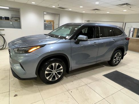 Used 2022 Toyota Highlander XLE image 6