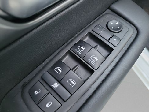 Used 2025 Chrysler Voyager LX FWD image 13