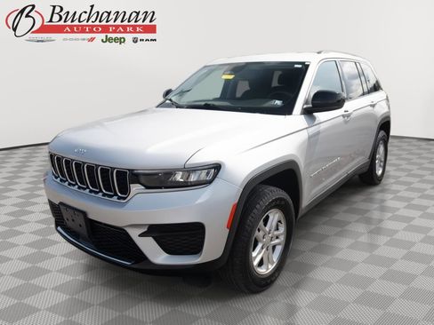 Used 2023 Jeep Grand Cherokee Laredo AWD/4WD image 1