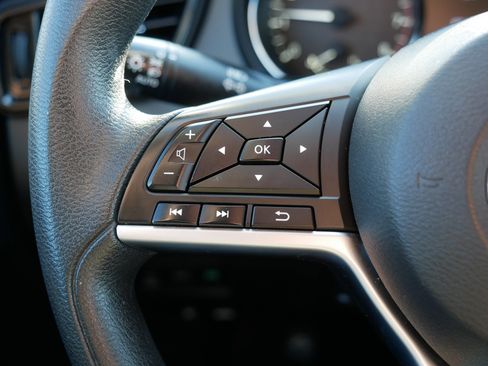 Used 2021 Nissan Rogue Sport S image 29