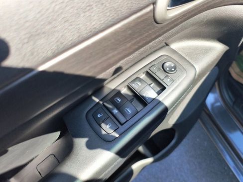 Used 2018 Jeep Grand Cherokee Altitude AWD/4WD image 22