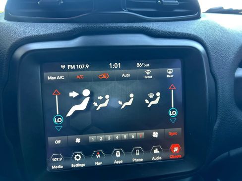 Used 2022 Jeep Renegade Latitude AWD/4WD image 7