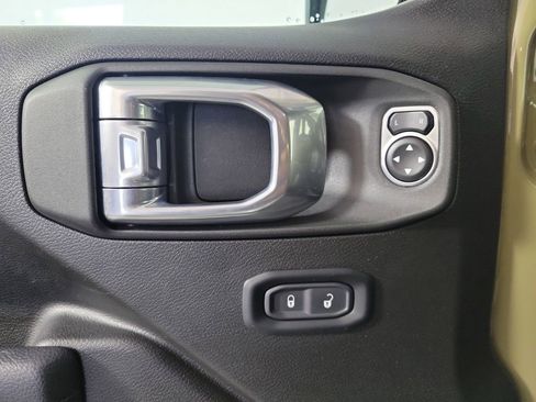 Used 2025 Jeep Wrangler Unlimited Sport AWD/4WD image 16