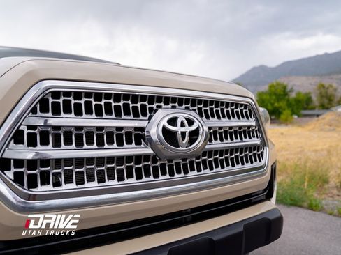 Used 2016 Toyota Tacoma TRD Off-Road image 8