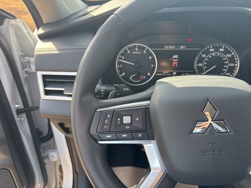 New 2026 Mitsubishi Outlander ES image 9