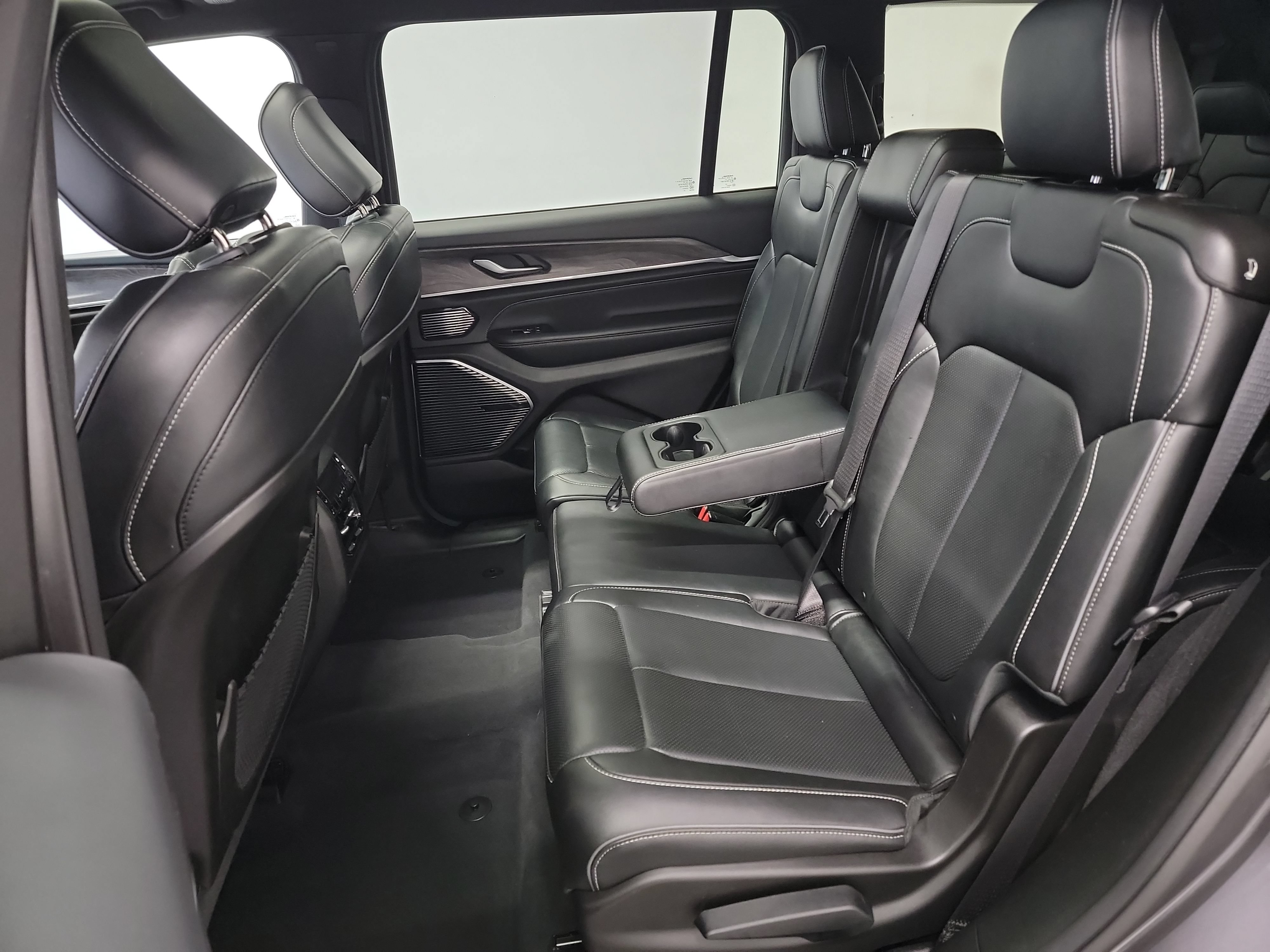 Used 2023 Jeep Grand Cherokee L Overland AWD/4WD image 28