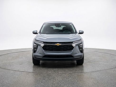Used 2025 Chevrolet Trax LT FWD image 2
