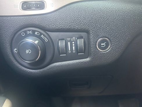 Used 2018 Jeep Cherokee Limited FWD image 14