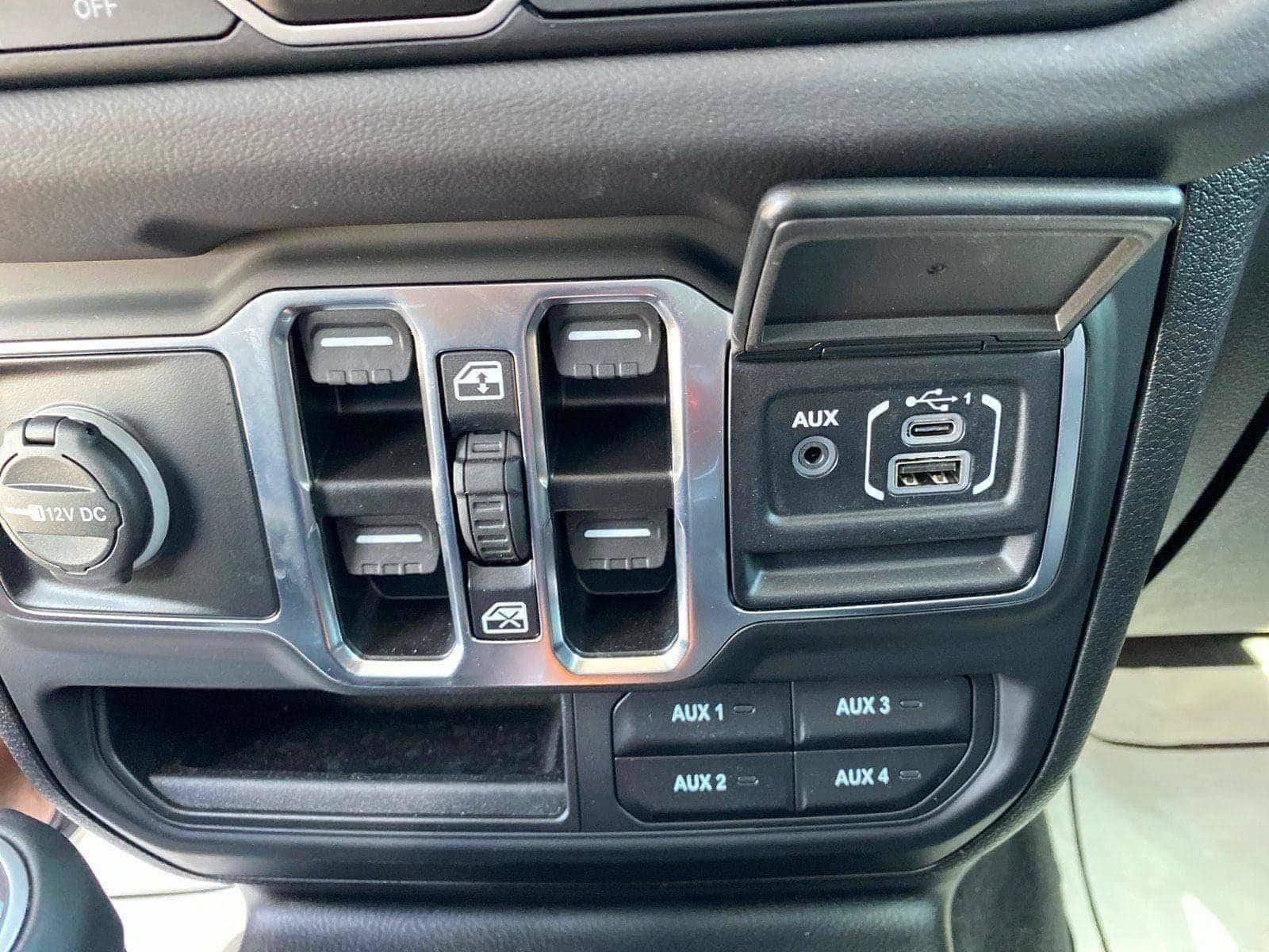 Used 2025 Jeep Gladiator Sport AWD/4WD image 17