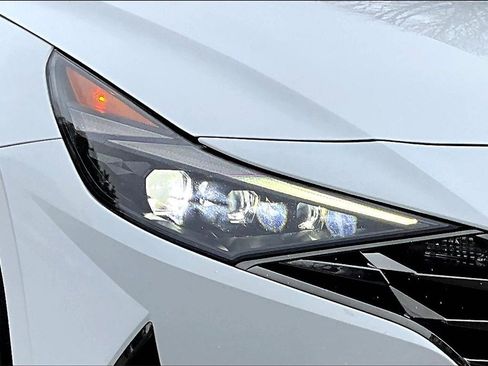 Used 2021 Hyundai Elantra Limited image 29