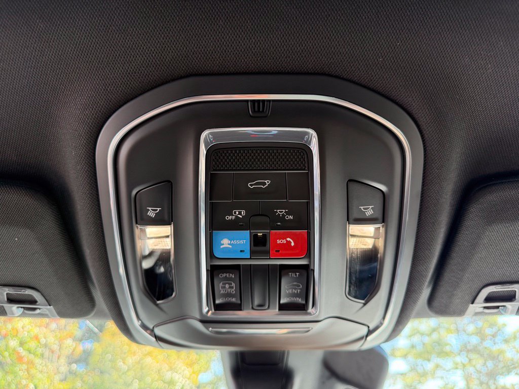 Used 2023 Jeep Grand Cherokee Altitude AWD/4WD image 27
