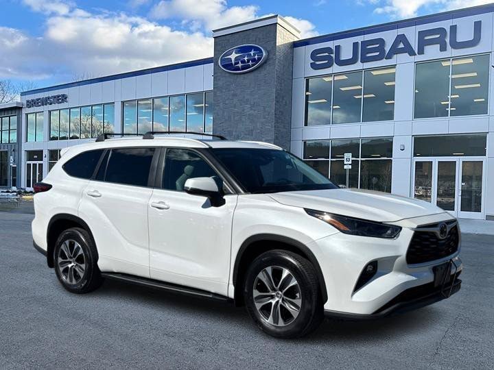 Used 2023 Toyota Highlander XLE AWD/4WD image 1