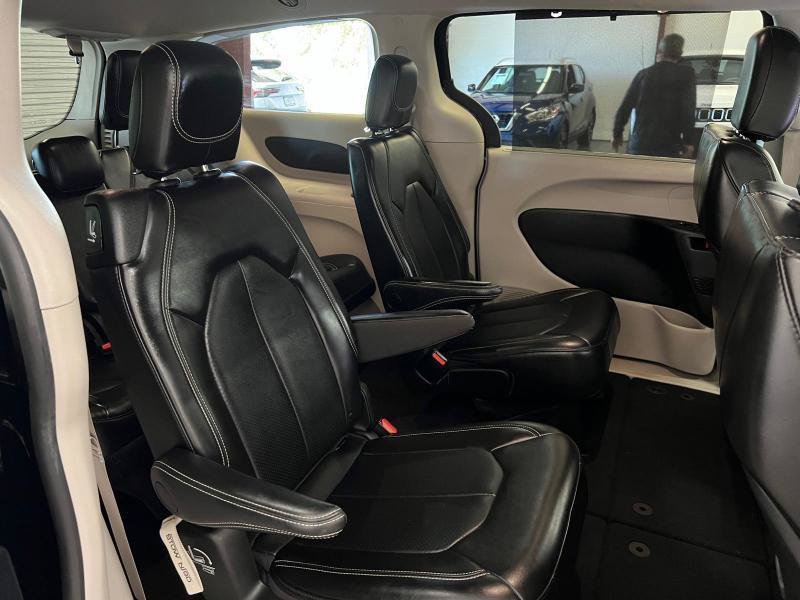 Used 2024 Chrysler Pacifica Touring-L FWD image 19