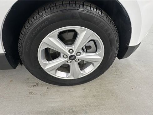 Used 2024 Ford Edge SE image 9
