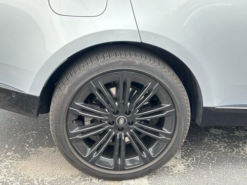 Used 2024 Land Rover Range Rover SE image 4