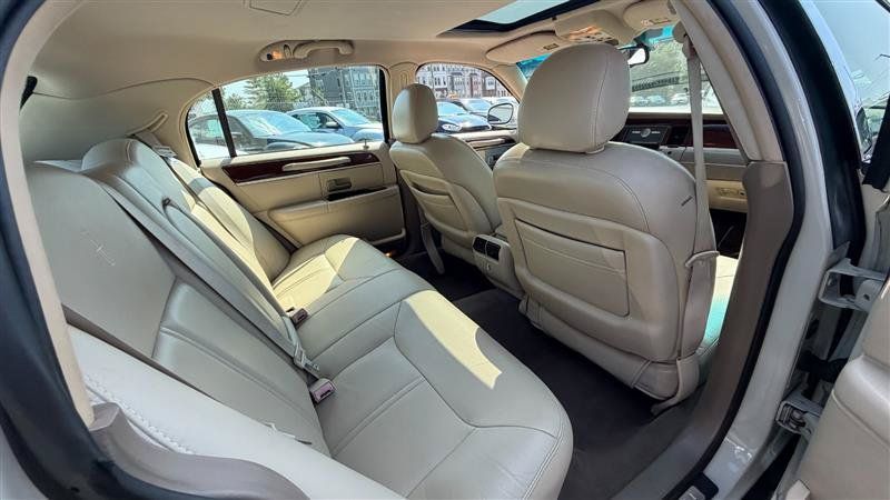 Used 2005 Lincoln Town Car Signature Limited RWD image 15