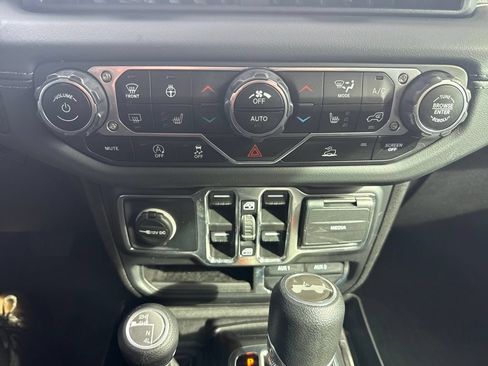 Used 2024 Jeep Wrangler Unlimited Sahara AWD/4WD image 21