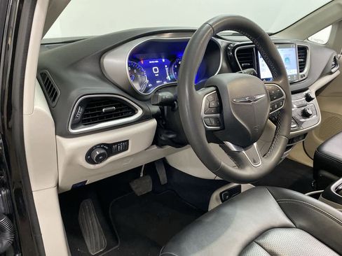 Used 2024 Chrysler Pacifica Touring-L image 2