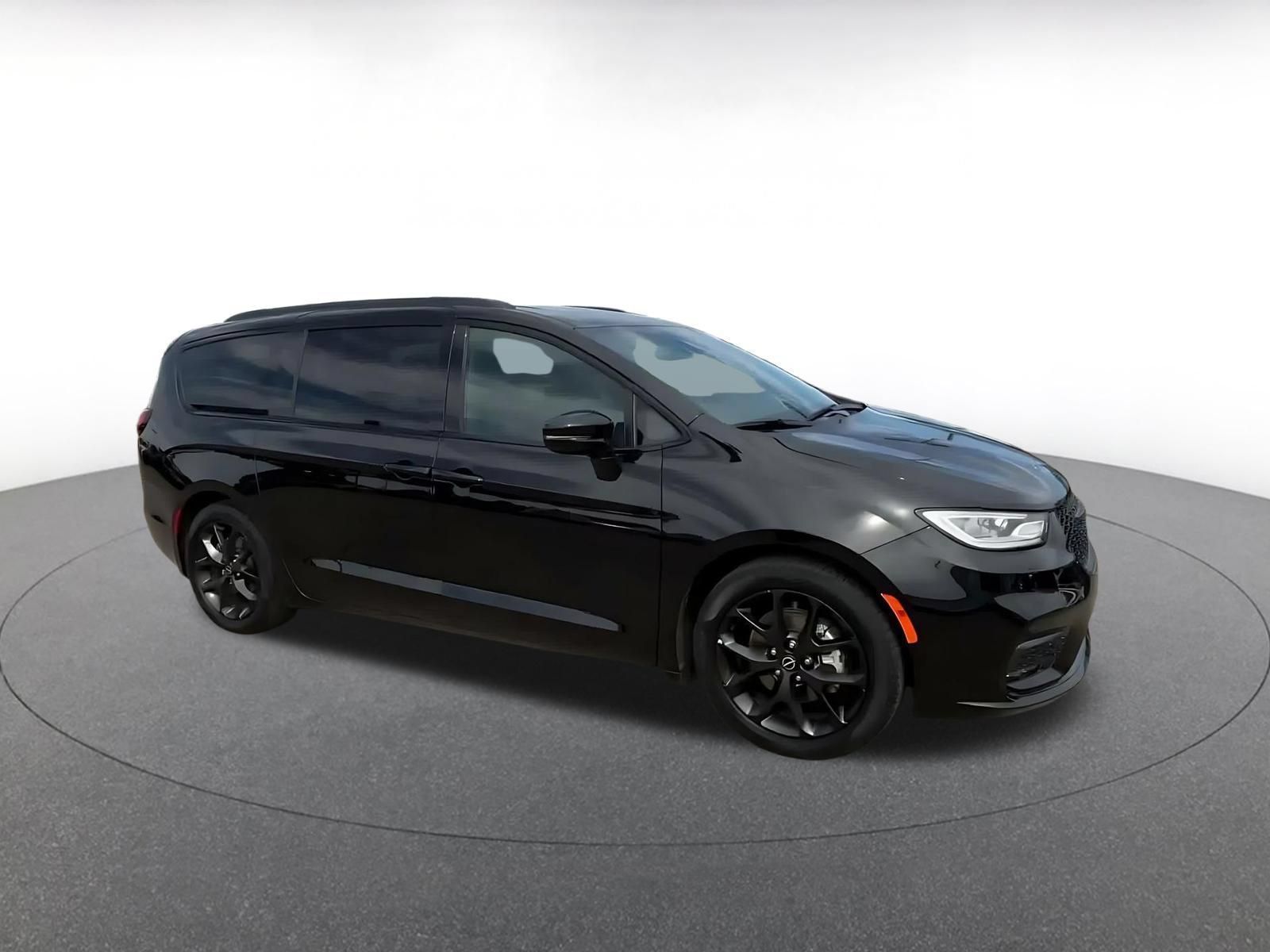 Used 2025 Chrysler Pacifica Limited FWD image 2