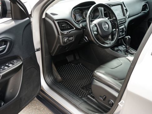 Used 2019 Jeep Cherokee Trailhawk w/ Cold Weather Group AWD/4WD image 13